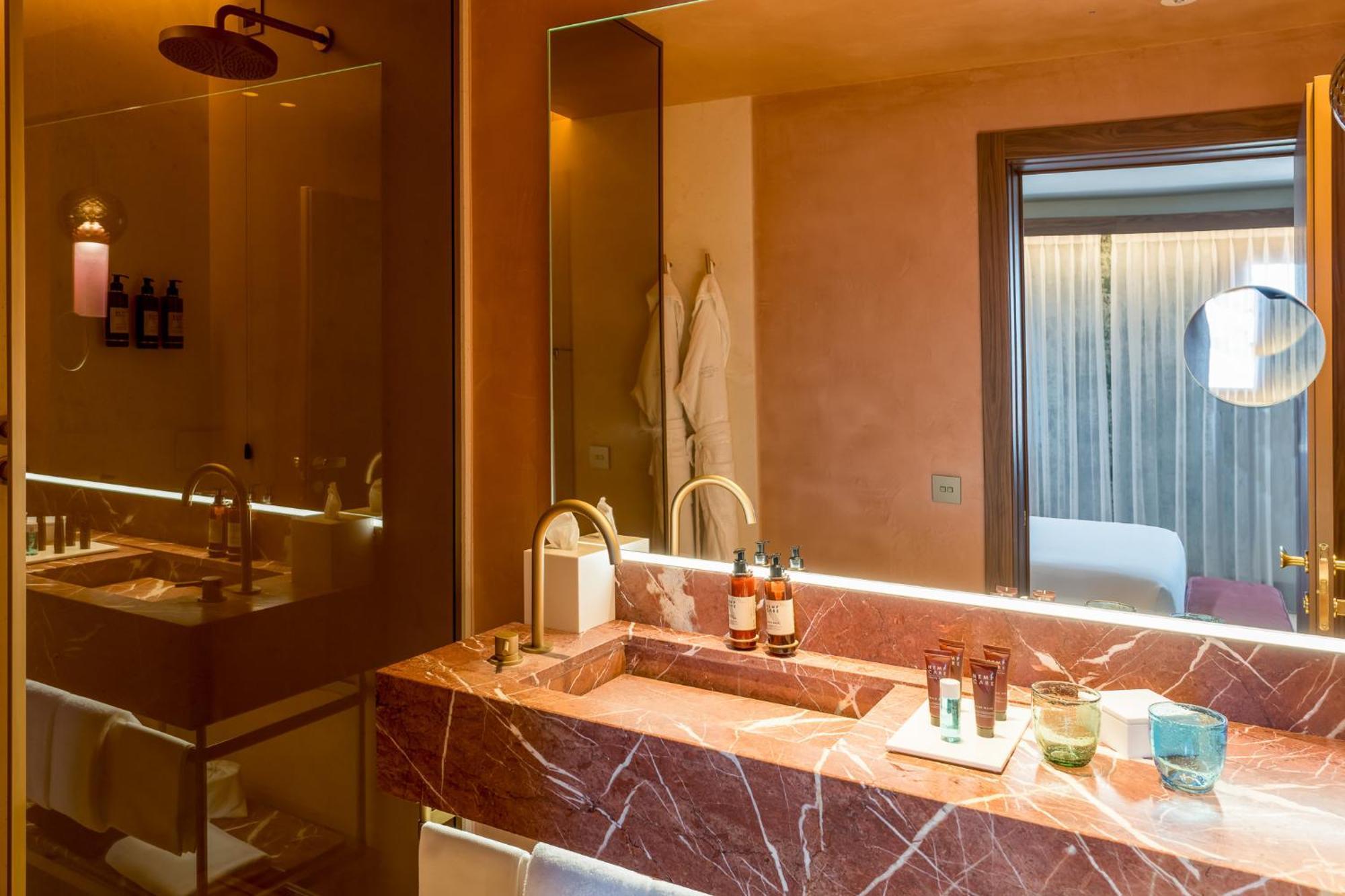 Quadruple executive suite