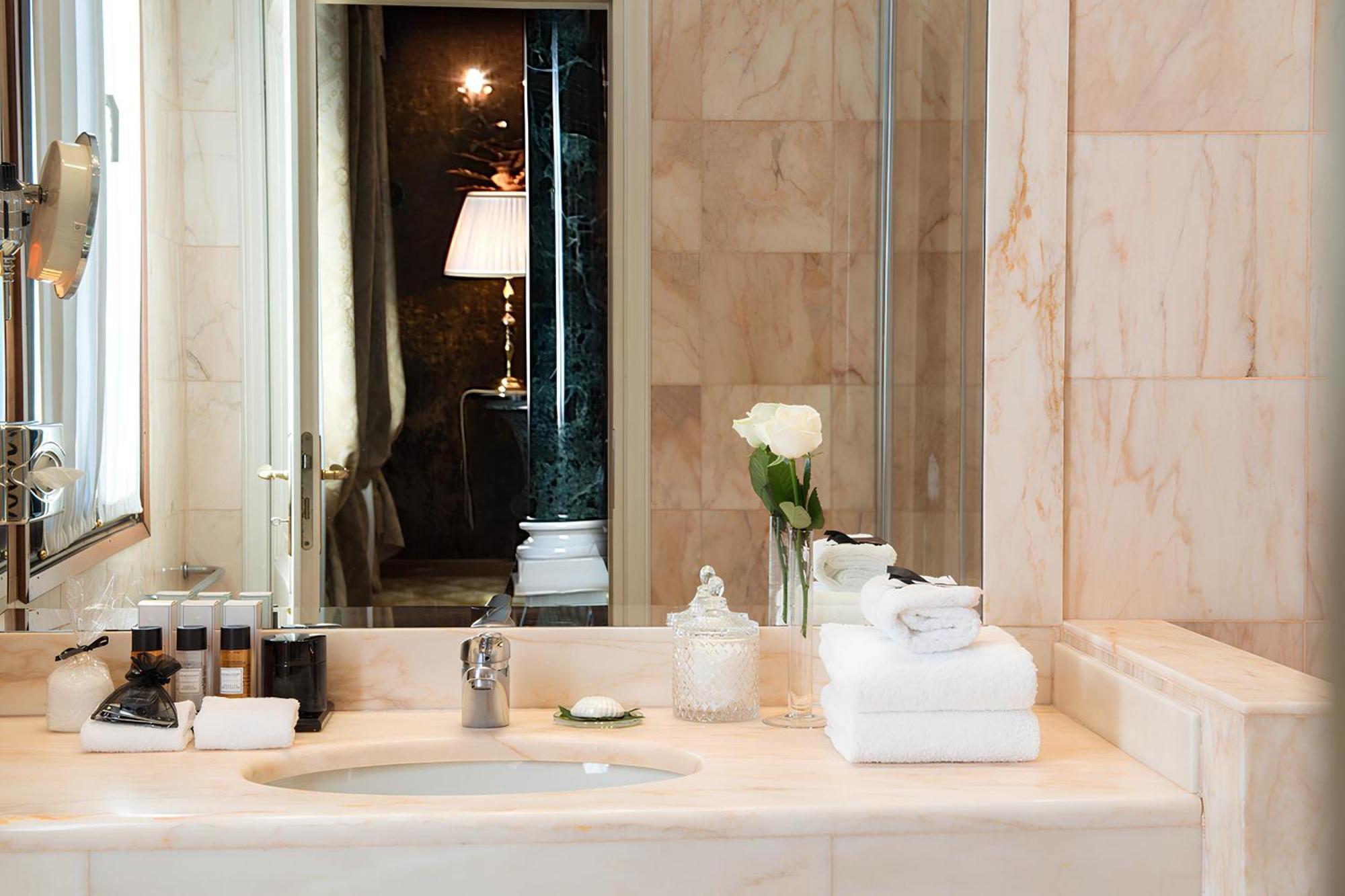 Exclusive Suite Lateral Canal View