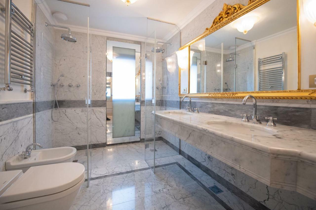 Superior King Room with Canal View